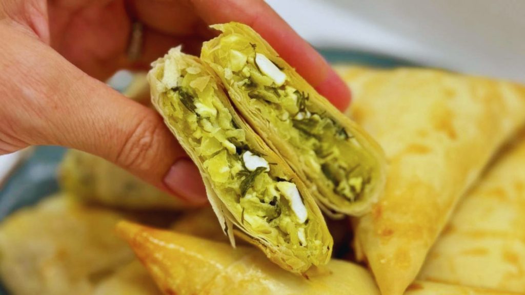 трикутники з сиром та зеленню з тіста філо