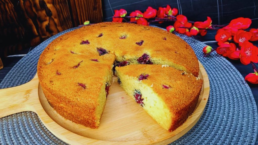 манний пиріг з ягодами