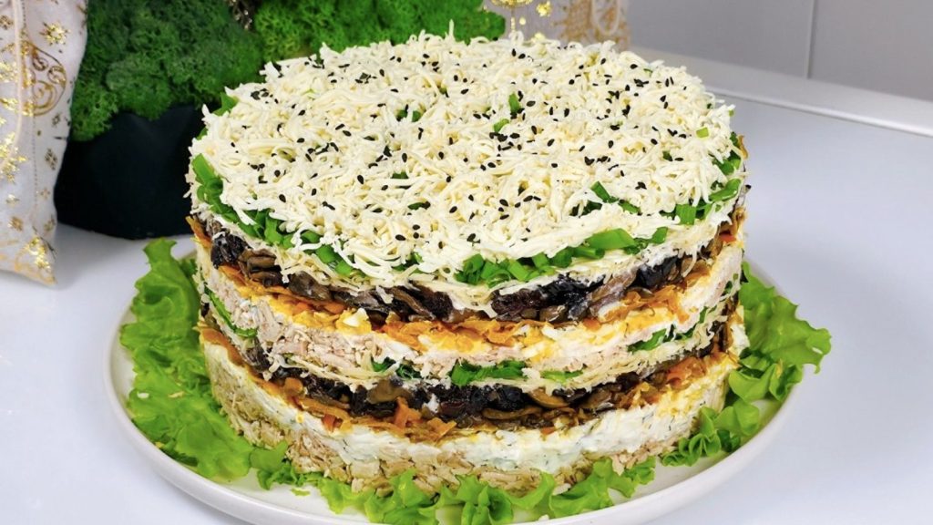 салат з куркою, грибами та чорносливом