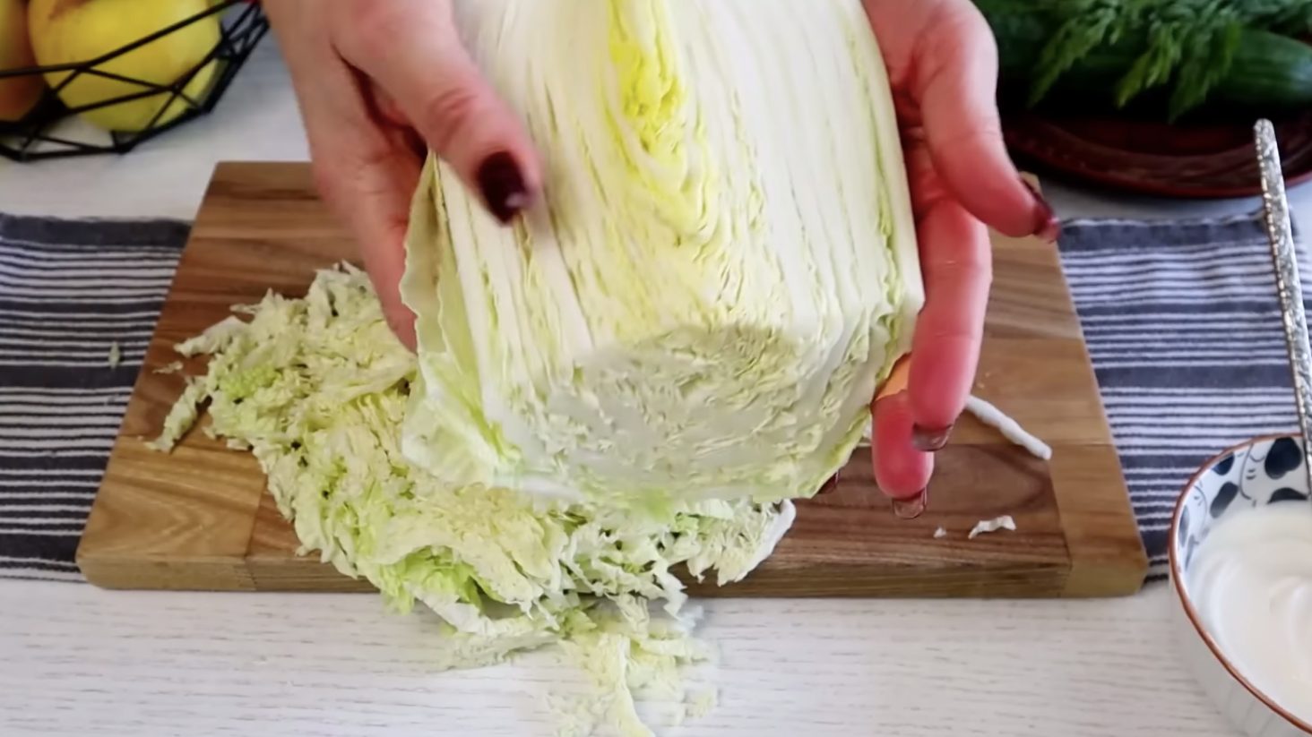 смачний салат з пекінською капустою
