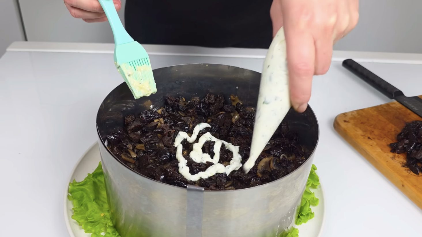 святковий салат з куркою, грибами та чорносливом