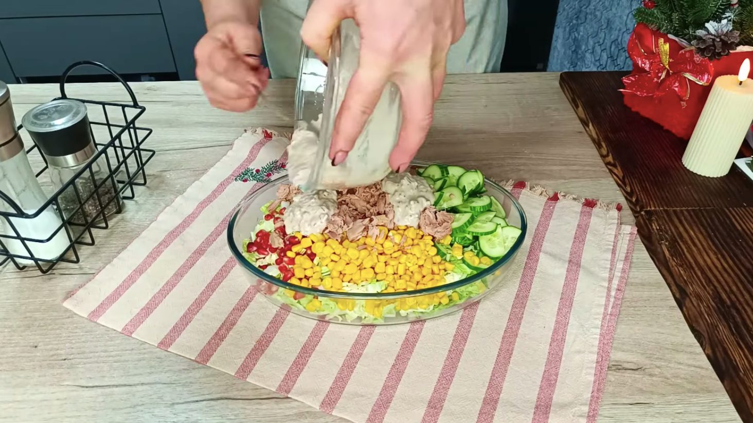 салат з овочами та тунцем