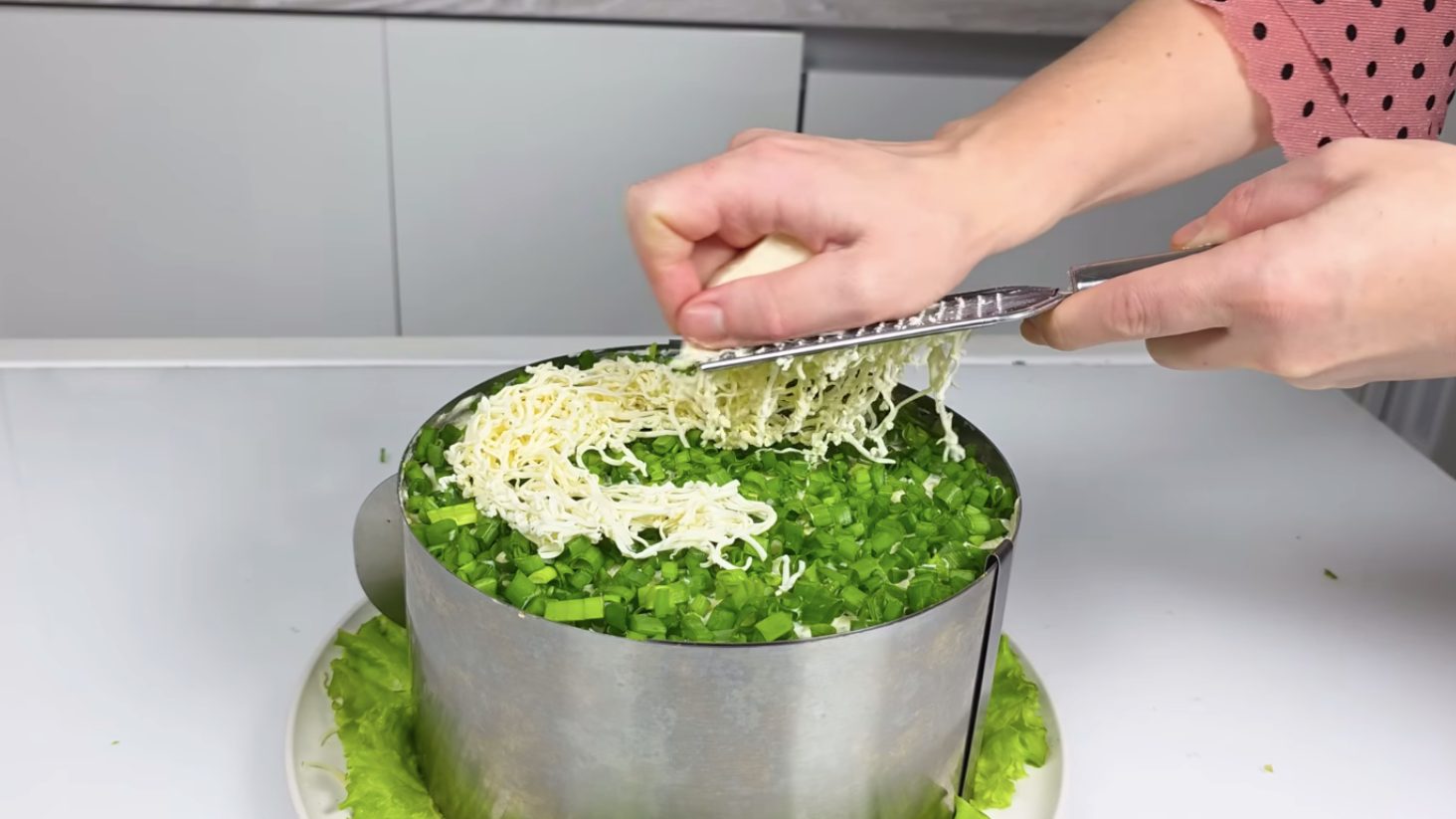 смачний салат з куркою, грибами та чорносливом