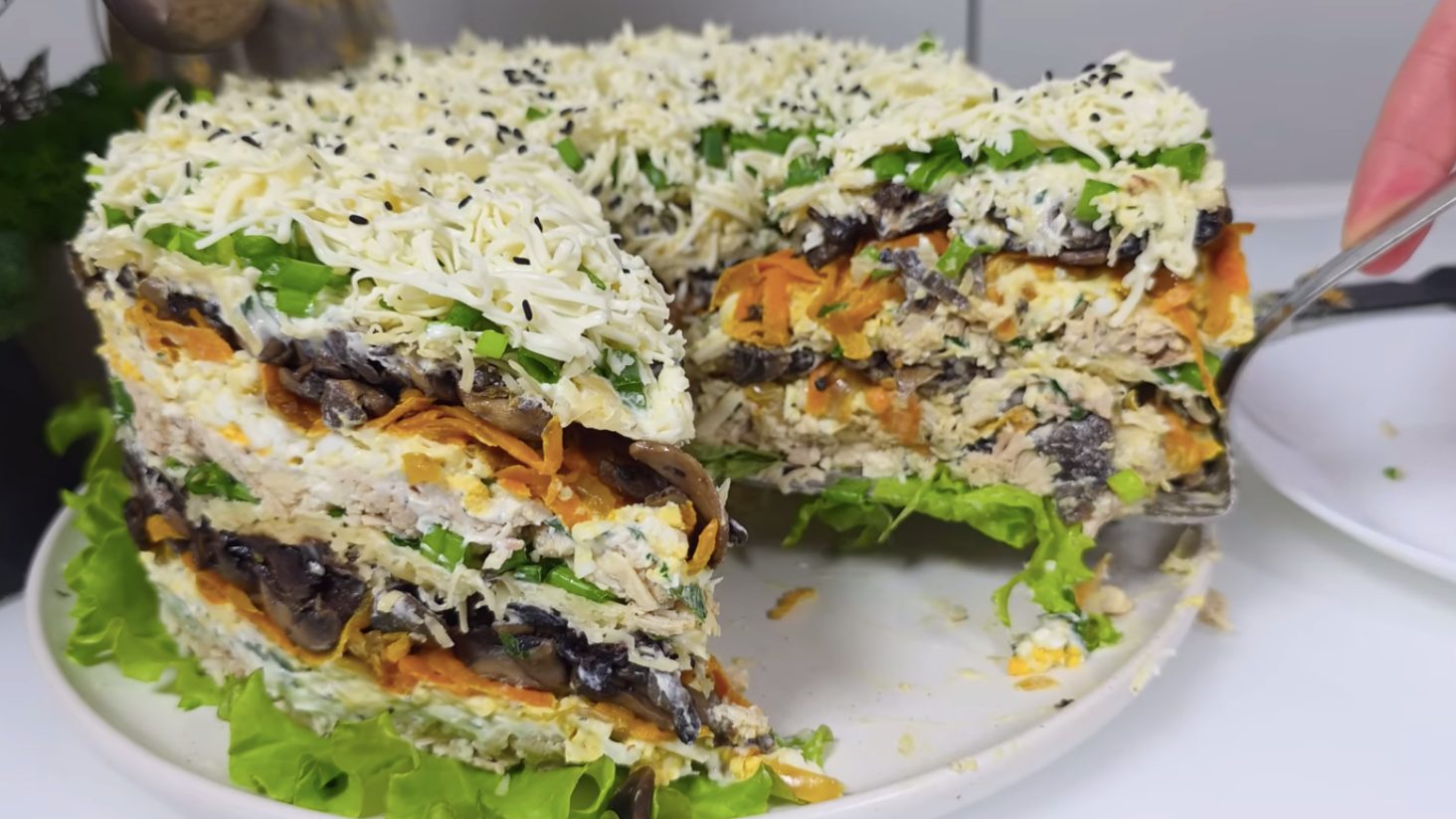 салат шарами з куркою, грибами та чорносливом