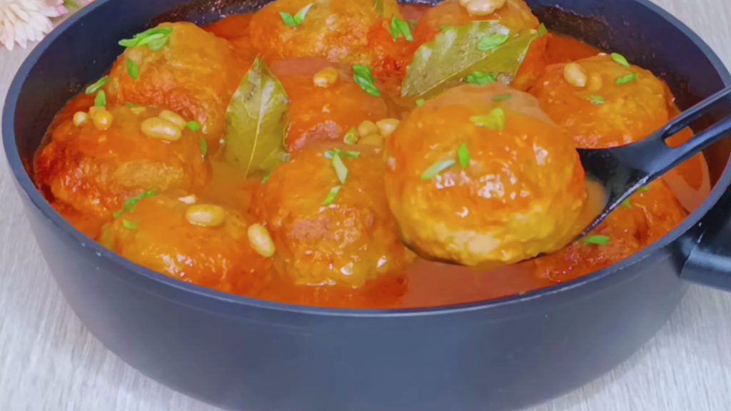 тефтелі в томатному соусі з квасолею