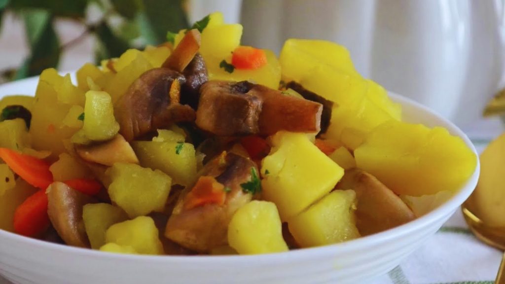 тушена картопля з грибами