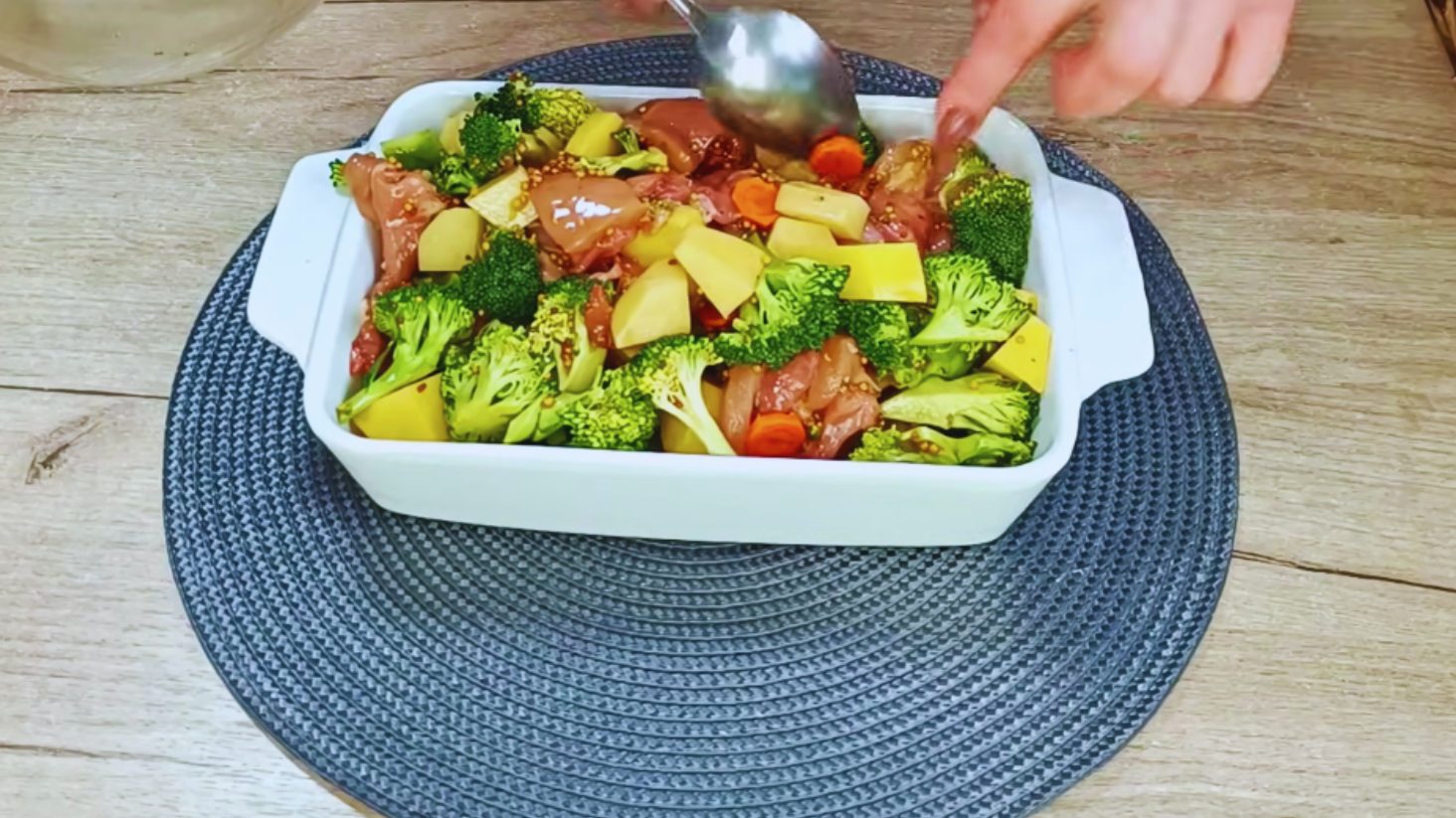 смачна курка з овочами в духовці