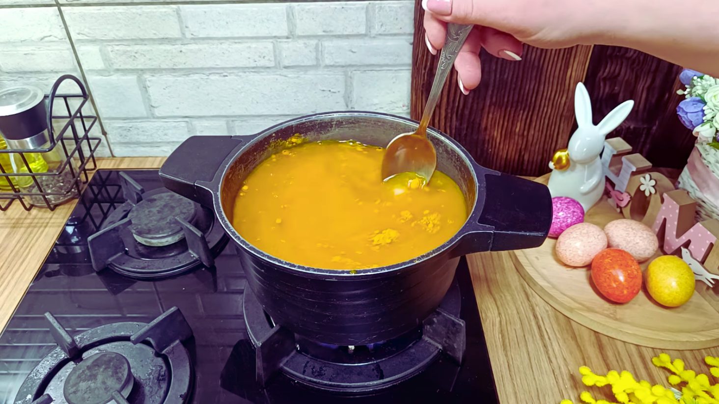 як пофарбувати яйця куркумою